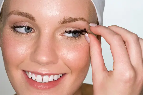 How to Put on Fake Eyelashes: Mastering the Art in 5 Simple Steps